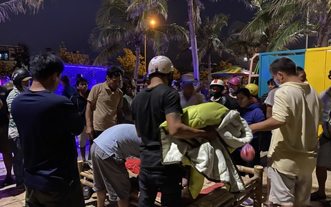 Mẹ có thai khóc ngất bên bờ biển vì con trai đuối nước