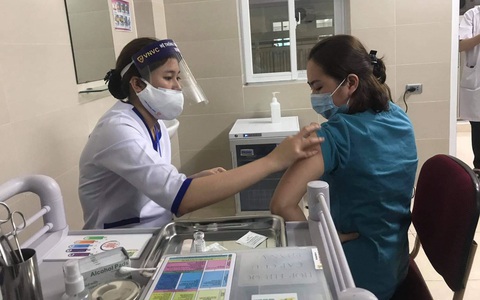 Chuyên gia nói gì về các ca phản ứng nặng sau tiêm vaccine COVID-19