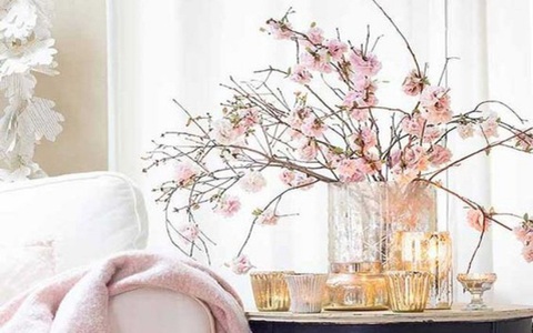 Bàn ăn duyên dáng với sắc màu mùa xuân nhờ khéo decor với hoa tươi