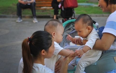 Trung Quốc 'phá luật' để khuyến khích sinh đẻ
