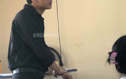 Nam sinh 10X “nổi như cồn” với bức ảnh chụp lén khi làm trợ giảng tiếng Anh tại trường THPT