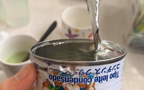 Đục "to tay" mới mở được hộp sữa nhưng lại sững người sau khi phát hiện cách mở thực sự không tốn sức đến vậy