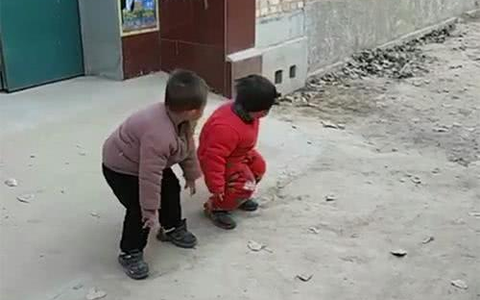 Biết mẹ sắp đi làm xa về, 2 đứa trẻ đã có một hành động khiến bất kỳ người làm cha mẹ nào cũng phải bật khóc