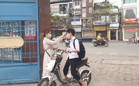 Học sinh Hải Phòng vui mừng trở lại trường sau kỳ nghỉ rất dài phòng dịch