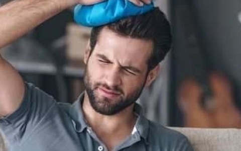 Đau đầu sau khi tiêm vaccine COVID-19 có bất thường?