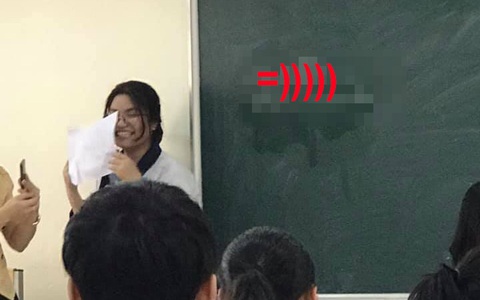 Khoanh bừa trong bài kiểm tra thì bị cô giáo bắt lên bục giảng giải trình, nữ sinh chốt hạ 1 câu khiến cả lớp cười ngất ngưởng