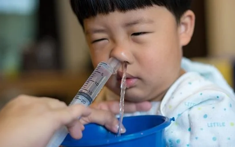 Có nên dùng xilanh bơm nước muối rửa mũi cho bé?