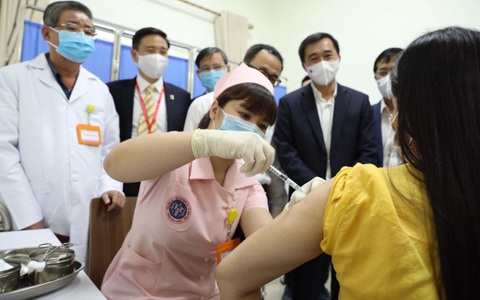 Sáng 12/4: 6 người đầu tiên tiêm thử nghiệm mũi 2 vắc xin COVIVAC phòng COVID-19 của Việt Nam