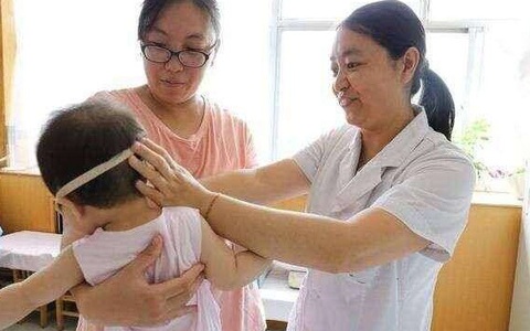 Thấy đầu của con to hơn nhiều so với bạn cùng tuổi, cha mẹ tưởng trẻ thông minh nhưng khi biết sự thật lại hoảng sợ