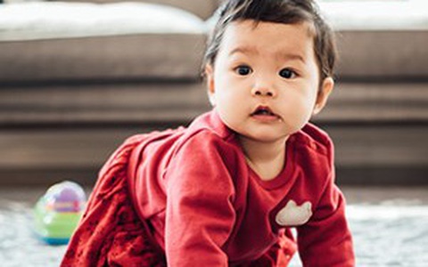 Lên mạng than trời vì con 8 tháng chưa biết đứng, bà mẹ bị cư dân mạng "cười thối mũi" với những lời động viên siêu lầy lội
