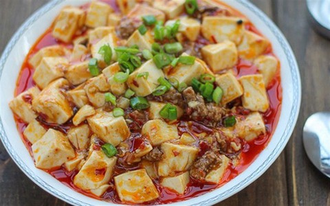 Cuối tuần mưa lạnh, bữa tối mà có đĩa đậu hũ sốt cay này ăn cùng cơm nóng thì tuyệt vời!