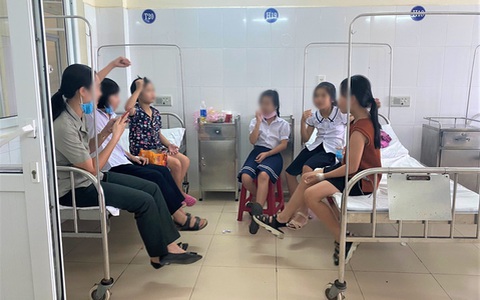 Sức khỏe 32 học sinh tiểu học nhập viện sau khi chơi "chất nhờn ma quái" giờ ra sao?