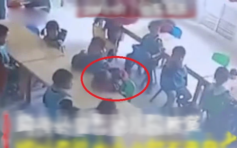 Cậu bé 3 tuổi ngủ gục trong giờ ăn trưa, camera ghi lại sự vô tâm của giáo viên dẫn đến cái chết của trò