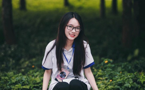 Ngắm ảnh kỷ yếu xinh như "nàng thơ", dân mạng soi ra info toàn thành tích khủng của nữ sinh Kinh tế