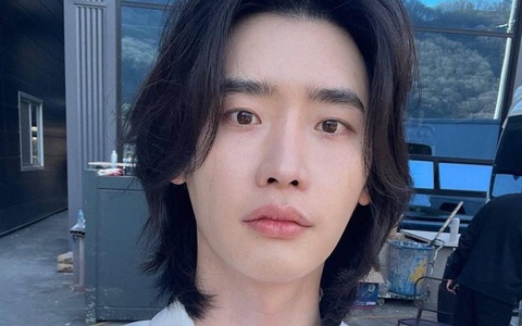 Lee Jong Suk: Lee Jong Suk là một trong những ngôi sao Hàn Quốc được ngưỡng mộ nhất với vẻ ngoài điển trai cùng tài năng diễn xuất đỉnh cao. Hãy xem hình ảnh của anh chàng để khám phá thêm nét hấp dẫn của ngôi sao này.