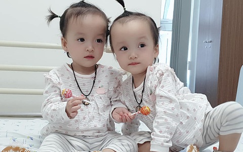 Khoảnh khắc 2 chị em ríu rít cực đáng yêu sau khi bé Diệu Nhi được phẫu thuật hoàn chỉnh đường tiêu hóa