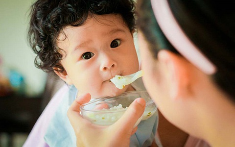 Mớm cơm và một loạt sai lầm của phụ huynh khiến trẻ “nuôi mãi không lớn”