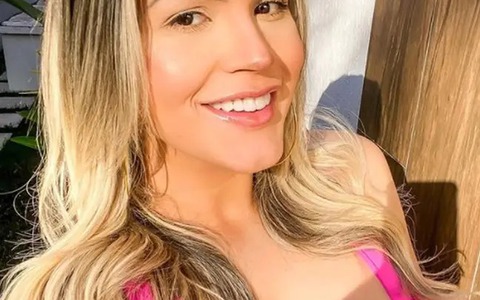 Người mẫu Brazil gây tranh cãi dữ dội vì uống sinh tố làm từ nhau thai của mình