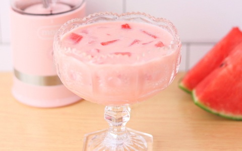 Nhà tôi mua dưa hấu về chẳng ai ăn, nhưng làm sữa lắc dưa hấu thế này thì hết nhanh vèo vèo!