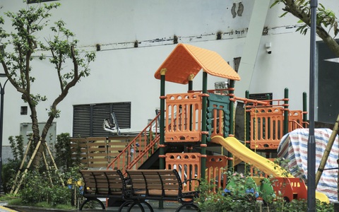 Từ vụ giàn điều hòa rơi xuống sân chơi chung cư ở Hà Nội: "Điểm mặt" những nguy hiểm tiềm ẩn ở sân chơi, bố mẹ tuyệt đối không được lơ là