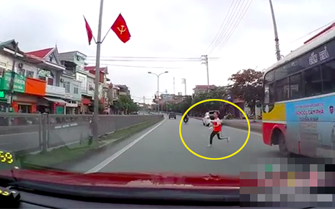 Clip: Nữ sinh lấp ló sau chiếc xe buýt rồi bất ngờ băng qua đường, cảnh tượng sau đó khiến ai nấy hãi hùng