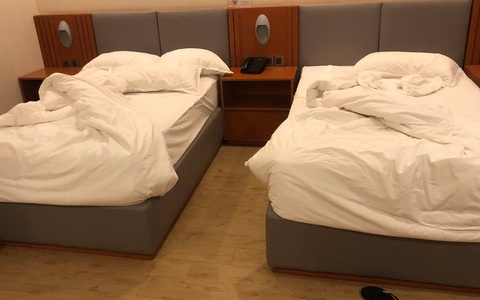 Bị phạt 500.000 đồng vì kê sát 2 chiếc giường khi đi du lịch: Khách hàng có lỗi hay khách sạn xử lý thiếu tình người?