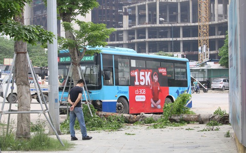 Nhân chứng kể lại vụ xe buýt lao lên vỉa hè, tông chết người đi bộ ở Hà Nội
