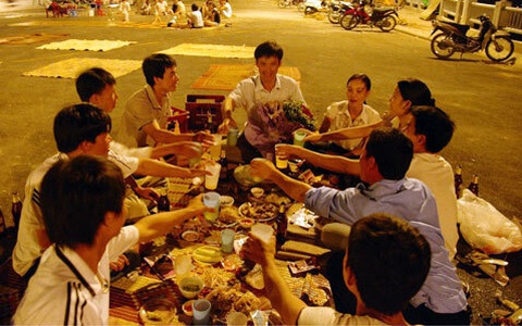 Vì sao nhiều người chồng hoặc vợ sợ về nhà, con cái cũng chỉ muốn "sổ lồng bay đi"?