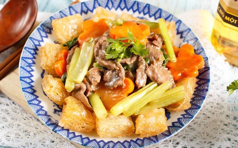 Ăn cơm mãi cũng chán, chị em thử làm phở chiên phồng đổi món xem sao!