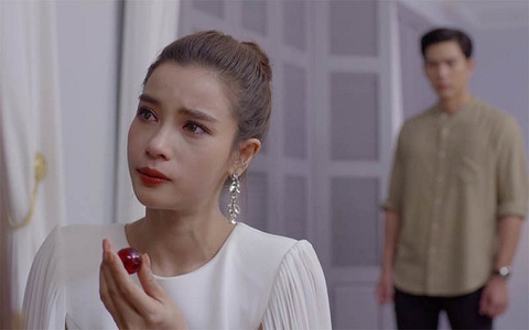 Về nhà, thấy chồng và một cô gái đang điên đảo trên giường, tôi lặng lẽ đóng cửa, đi pha tách trà ngồi đợi họ xong việc