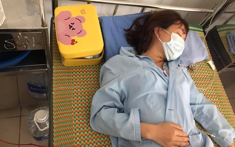 Vợ đi viện nhưng vẫn nhất quyết mang theo chiếc hộp "bảo bối", tò mò mở ra anh chồng ngã ngửa hóa ra phụ nữ cần thứ này ở mọi nơi