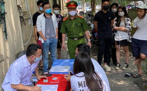 Hà Nội xử phạt không đeo khẩu trang gần 6 tỷ đồng, đình chỉ 4 cơ sở y tế lơ là phòng dịch Covid-19