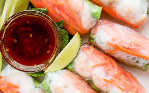 Trời nóng thế này cứ làm món cuốn tươi mát nhanh gọn ăn trưa là “đỉnh của chóp”!