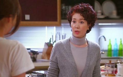 Ra mắt nhà bạn trai đúng ngày "đèn đỏ", mẹ anh ép chia tay chỉ vì trông thấy hành động của em trong bếp