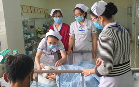 TP HCM: Cháu bé 4 tuổi bị kẻ có biểu hiện bất thường chém vào đầu