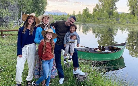 Mỹ nhân Jessica Alba khiến hàng triệu bà mẹ đồng cảm với đời sống gia đình “trần trụi” mà hạnh phúc