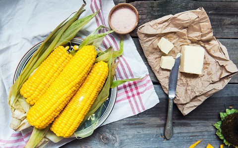 Luộc ngô với nước "xưa như trái đất" rồi, món ngô giờ làm theo kiểu này chỉ mất 5 phút mà đảm bảo ngon quên lối về!