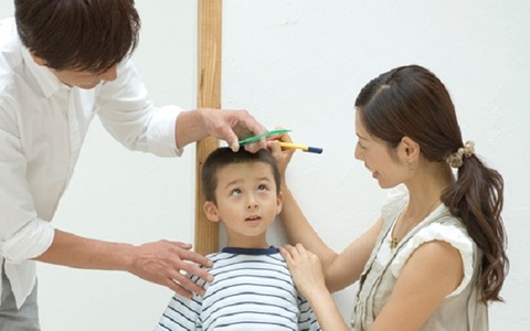 Cháu trai thấp còi nhưng bà nội vẫn khẳng định chắc nịch 'gen nhà tôi cao lớn'
