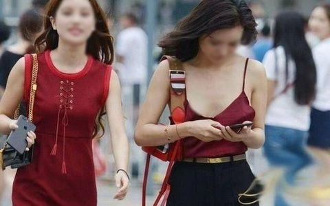 Cách chọn áo 2 dây để vừa mát mẻ lại không lo "lộ hàng"?