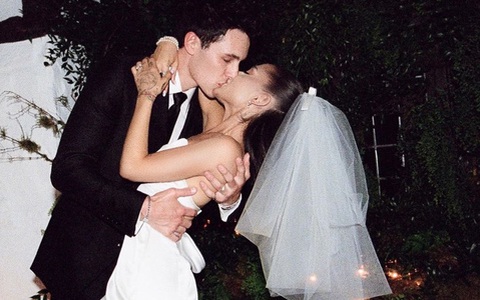 HOT: Không còn giấu giếm nữa, Ariana Grande tung bộ ảnh cưới nét căng đét, hôn đắm đuối ông xã đại gia kém 2 tuổi