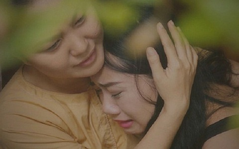 Con gái 30 tuổi chẳng màng chuyện chồng con, tôi sửng sốt khi nghe được cuộc nói chuyện lúc đêm muộn 