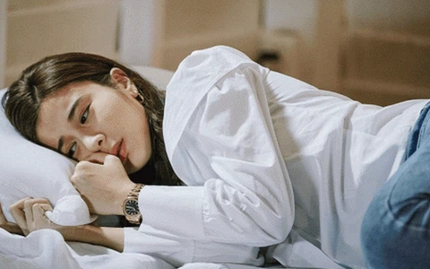 Gửi tiền về quê cho em trai chữa bệnh, nào ngờ vài hôm sau em dâu tức tốc gọi điện thông báo tin điếng người