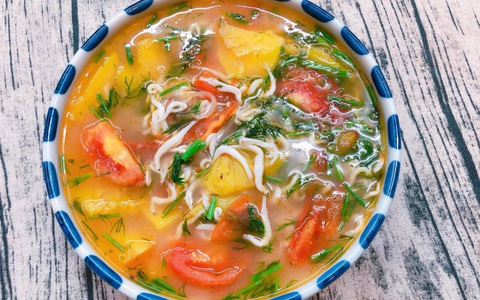 Ngày hè nắng nóng mà có bát canh chua này trong bữa tối thì chồng chan vợ húp cả nhà xuýt xoa