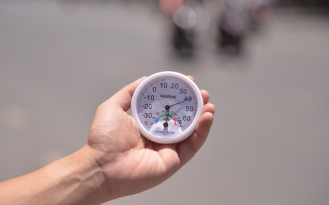 Hà Nội chính thức "chào hàng" đợt cao điểm nắng nóng, chị em than trời "ra đường bây giờ là bị nướng", nhưng cụ thể là "nướng" thế nào?