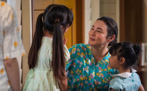 Trưa nắng như đổ lửa, mẹ tôi mặc quần ống thấp ống cao đi thăm con cháu, nhìn món đồ bà khệ nệ mang mà tôi rơi nước mắt