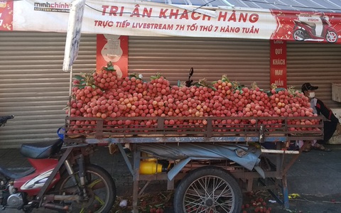 Vải thiều tràn ngập thị trường trái cây TP HCM