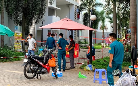 Chung cư có nhân viên sân bay Tân Sơn Nhất nhiễm COVID-19 lại bị phong tỏa vì phát hiện ca dương tính SARS-CoV-2 mới