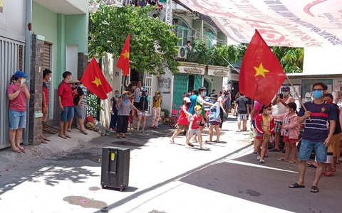 TP.HCM: Nhiều con hẻm quận Gò Vấp được gỡ phong tỏa sau gần 20 ngày cách ly, người dân vẫy cờ vui mừng