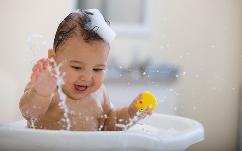 Mẹ bỉm mua gì: Mách mẹ 3 loại sữa tắm trị rôm sảy hiệu quả, đỡ lo con ngứa ngáy khó chịu trong mùa hè nóng bức