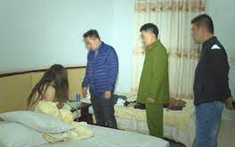 Lễ tân nhà nghỉ môi giới cho U40 bán dâm cùng lúc 2 người đàn ông